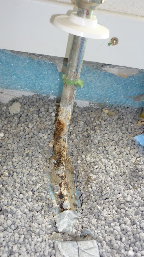 Expert’s opinion on a damaged heating pipe caused by a corrosive smoothing compound