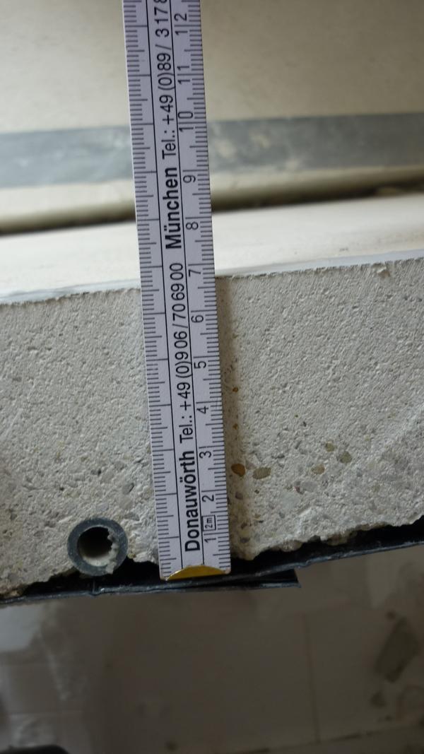 Determining the screed thickness and height of the pipe cover in a block of flats