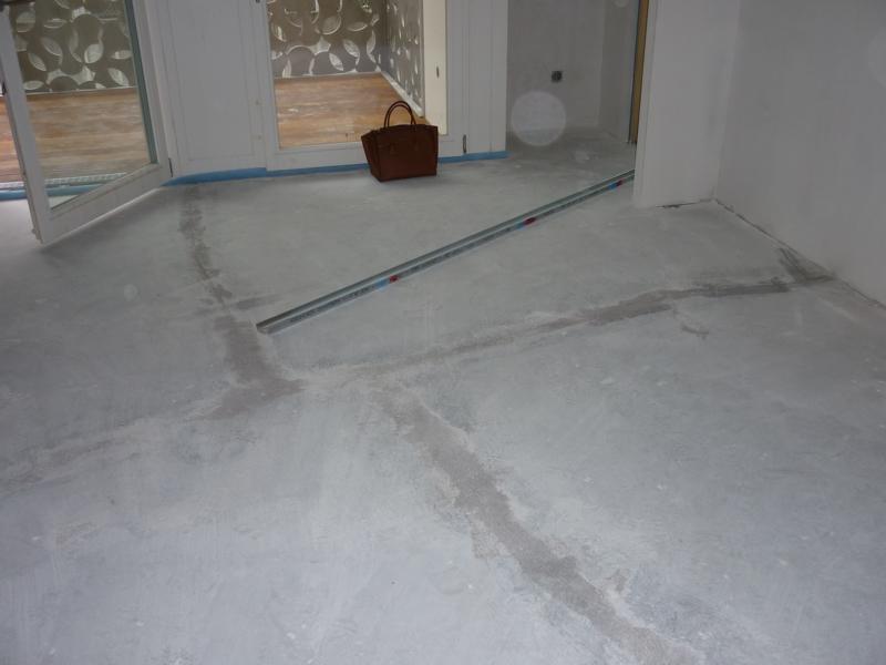 Examination of cracks in a quick-drying screed in a block of flats in Munich
